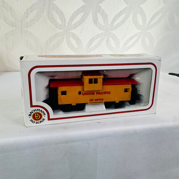 Bachmann‎ HO Scale Union Pacific UP 25743 Caboose Train - Picture 2 of 5